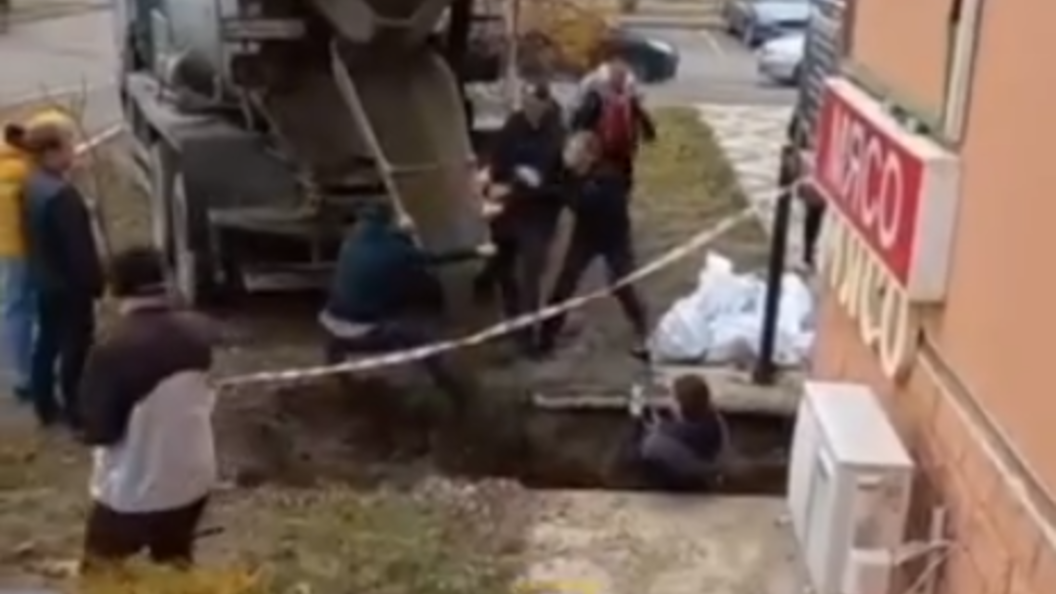 Закатанный в бетон человек. Замурованные женщины в Мариуполе. Полицию сливают