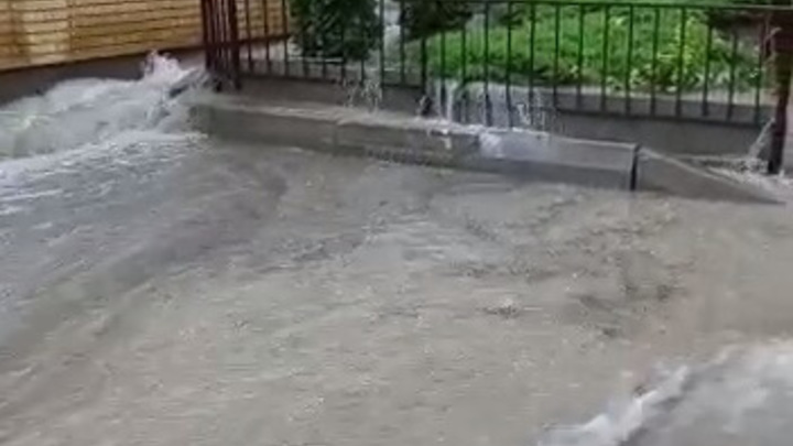 Анапу и Геленджик накрыл ливень: подтоплены улицы и дворы