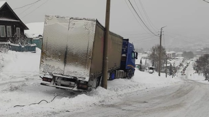 В Челябинской области гружёную фуру с прицепом вынесло на обочину