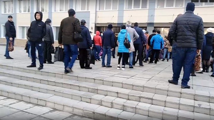 В Златоусте после вспышки коронавируса люди нарушают соцдистанцию