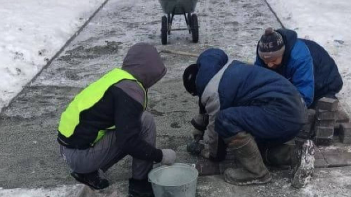 В Кургане дорожники греют землю для ремонта тротуара на Троицкой площади