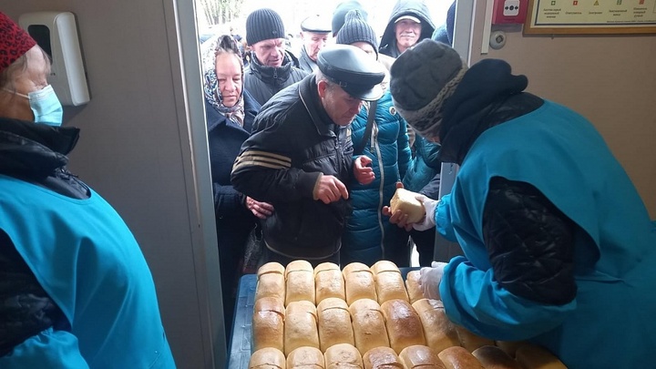 В курганском Сквере Милосердия бесплатно выдают одежду и кормят горячими блюдами