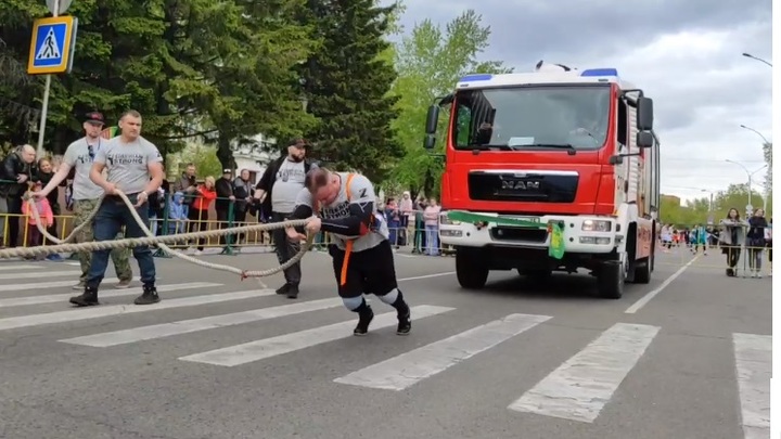 15-тонную пожарную машину силач протащил 30 м в Чите