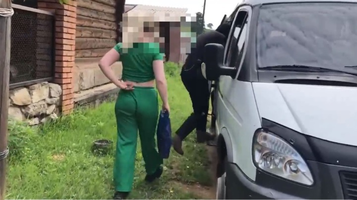 ФСБ поделилось видео задержания обвиняемой в госизмене жительницы Читы