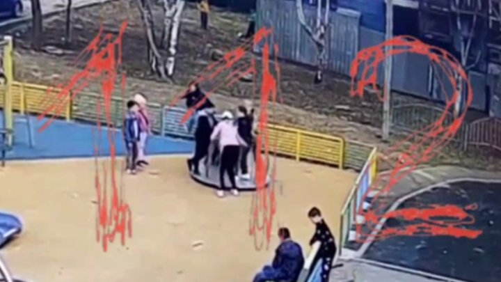 Азербайджанка избила девочек в Подмосковье: У одной травма головы, у второй - трещина в позвонке