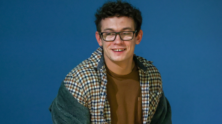 Опубликовано видео, на котором Кологривый кусает официантку в Новосибирске