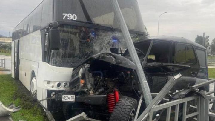 В Сириусе автобус протаранил внедорожник