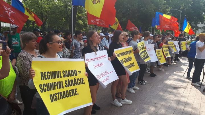 «Работайте, а не танцуйте»: на акции протеста в Кишиневе пикетчики потребовали отставки власти
