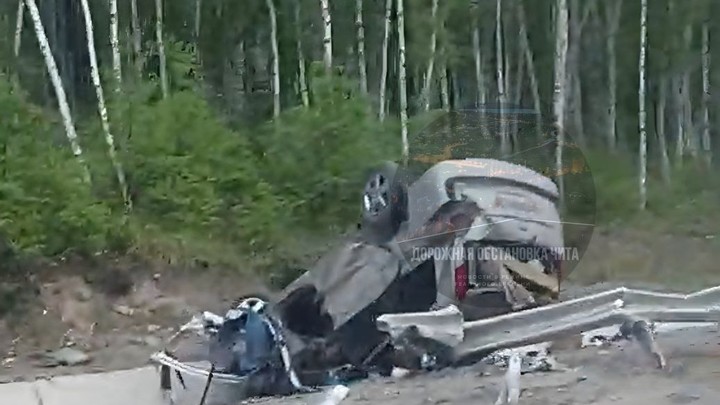 Toyota Isis пробила стальной отбойник и встала на крышу в Читинском районе