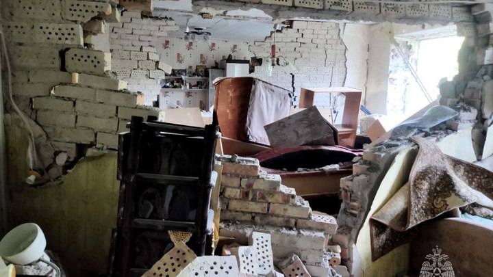 Газ взорвался в пятиэтажке в Псковской области, пострадали два человека