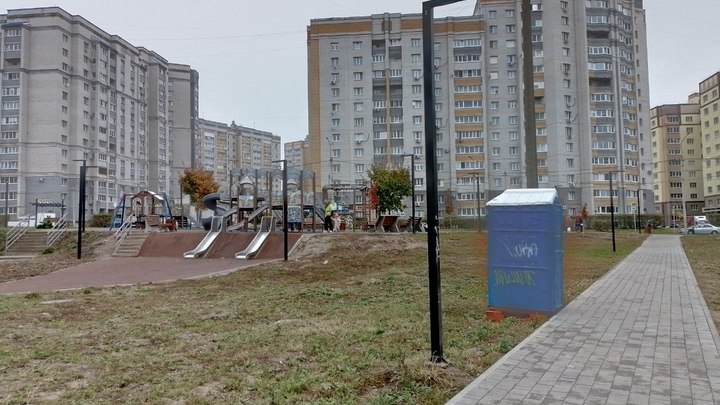 Новый сквер на Сперанского во Владимире испортили синей кабинкой