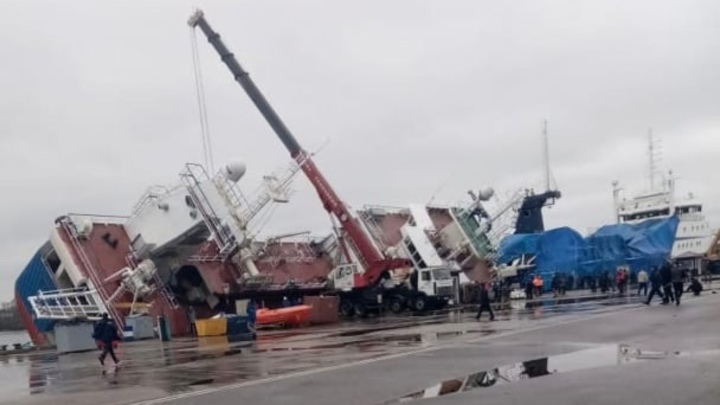 Водолазы обнаружили труп мужчины в хвостовой части судна на заводе «Пелла» в Ленобласти
