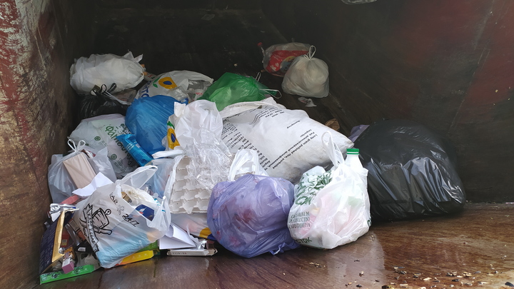 В Екатеринбурге женщина разбила пакетом мусора чужую машину
