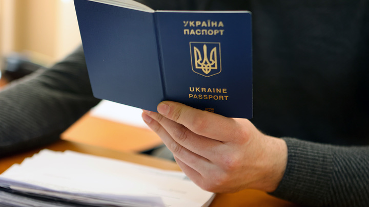 Переехавшего из ЛНР в Новосибирск сотрудника ГУФСИН уволили из-за украинского паспорта