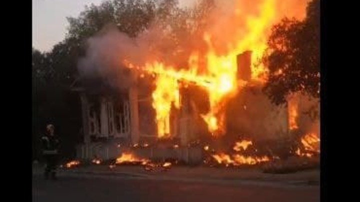 В Челябинске в центре полыхает старинный дом: работают пожарные бригады