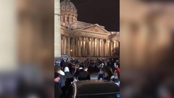 Стали известны детали ночного дебоша у Казанского собора, который разогнали силами полиции