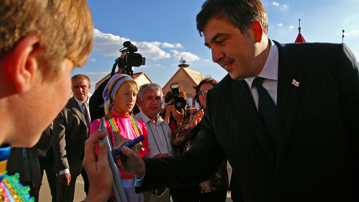 Клоун клоуна видит издалека: Политолог объяснил, зачем Зеленский позвал Саакашвили