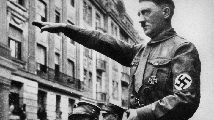 Поливали водкой, закидывали яйцами: Портрет Гитлера затоптали в центре Москвы