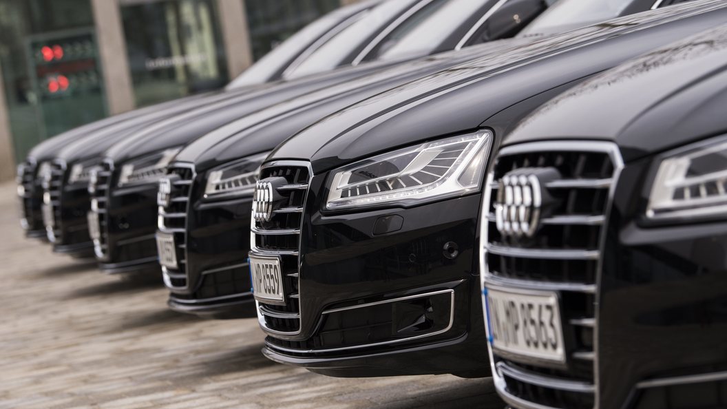 В новой Audi A8 появится функция массажа для ног пассажиров В новой Audi A8 появится функция массажа для ног пассажиров