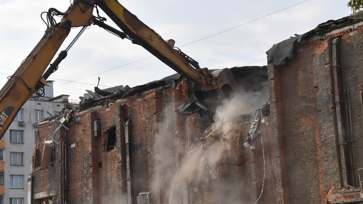 Петербуржцы вышли на митинг против сноса ВНИИБ в Калининском районе