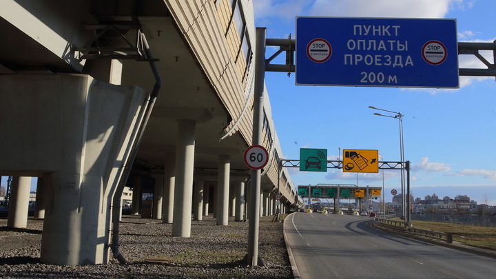 Российский водитель заснял подозрительную колонну из авто без номеров