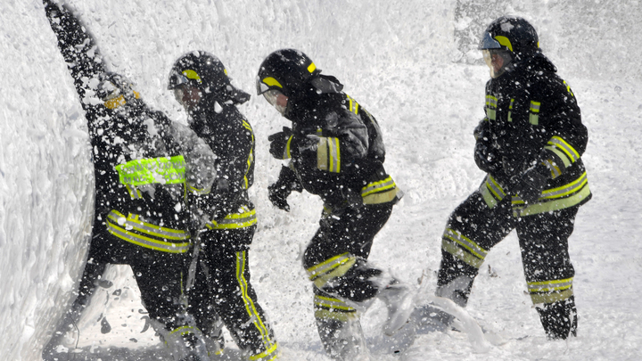 10 человек эвакуировали, 2 спасли: В Сочи на площади 200 квадратных метров загорелся барак