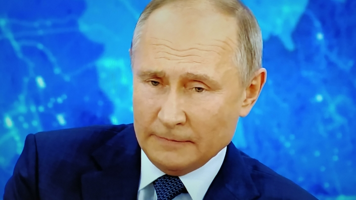 Маниже дают подсказку: Путин должен уйти