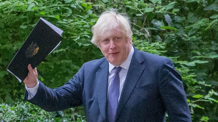 Система QR-кодов на минималках: Британский премьер объявил о нововведениях из-за COVID