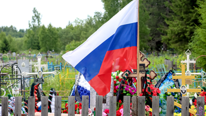 С могилы бойца СВО в Челябинской области сорвали крест с флагом