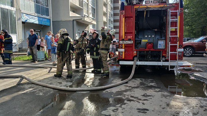 В Екатеринбурге спасатели эвакуировали три сотни жителей высотки, охваченной огнем