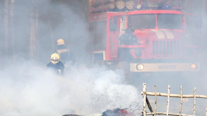 Огонь не могут потушить 5 часов: в Туле из-за пожара обрушилась крыша госпиталя