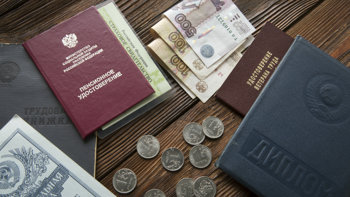 Властям придётся выбирать между повышением налогов и сокращением пенсий - депутат ГД