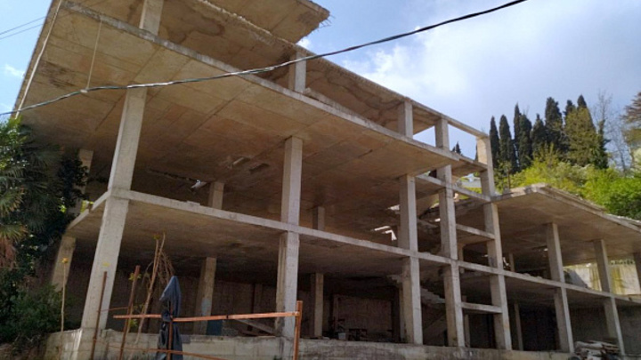 В Сочи сносят большой самострой на улице Тельмана