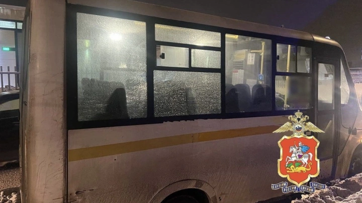 В Балашихе неизвестный обстрелял два автобуса с пассажирами