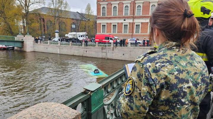 Опубликованы кадры из салона утонувшего в Санкт-Петербурге автобуса