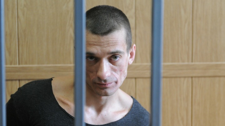 Павленский отомстил Франции за арест, похоронив карьеру любимчика Макрона