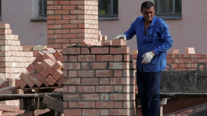 Мигрантов прогонят со строек, но радоваться рано? Стало известно, кем заменят гастарбайтеров