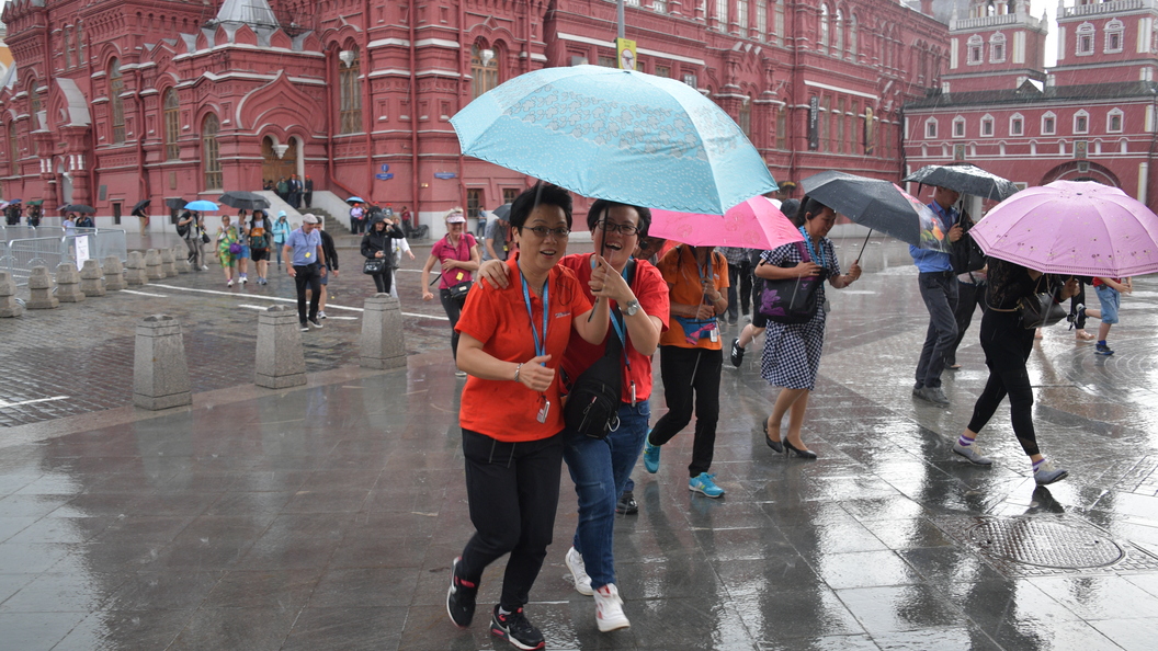 Учится ли завтра москва. Китайские туристы в Москве дождь. Москва люди. В чем ходят в Москве. Москвичи летом.
