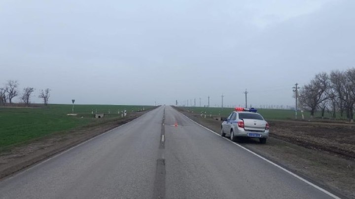 На трассе в Ростовской области автомобиль насмерть сбил пешехода и скрылся