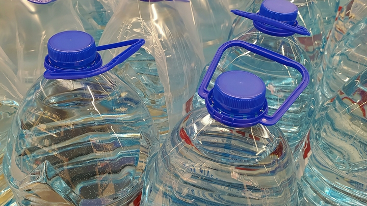 Учёные рассказали какой вред организму наносит вода из пластиковых бутылок