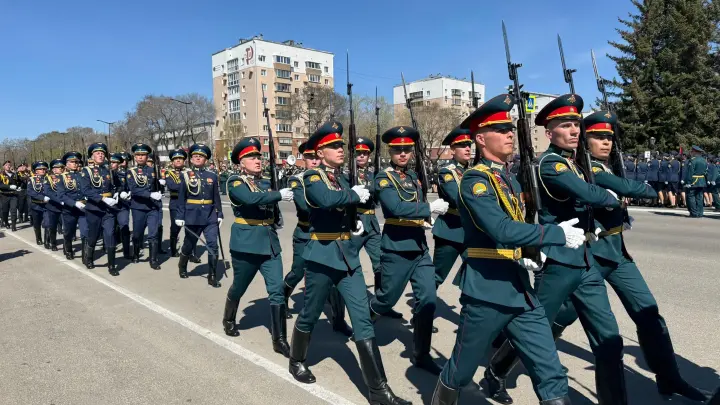 Парад Победы в Благовещенске завершился предложением руки и сердца