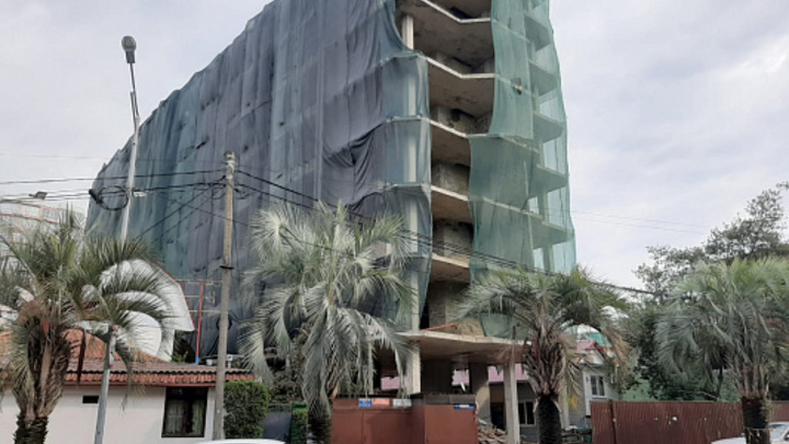 «В таких объектах находиться небезопасно»: В Сочи продолжают сносить самострои