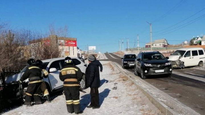 В Забайкалье из заблокированного автомобиля спасатели вызволили двух мужчин