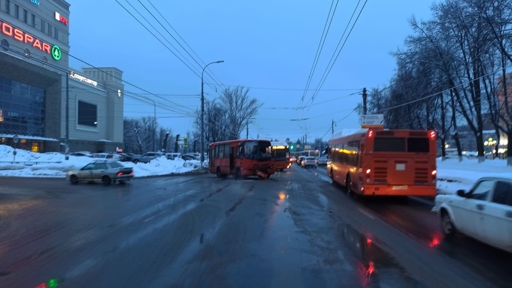 На проспекте Ленина столкнулись две маршрутки, пострадала женщина