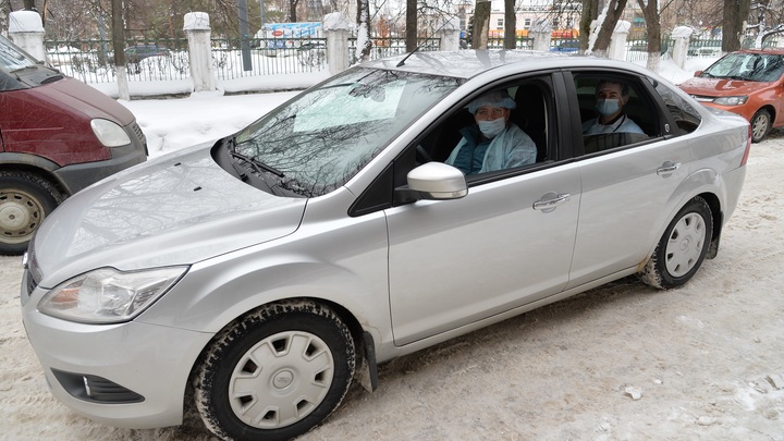 Нижегородские депутаты направили в помощь медикам свои автомобили