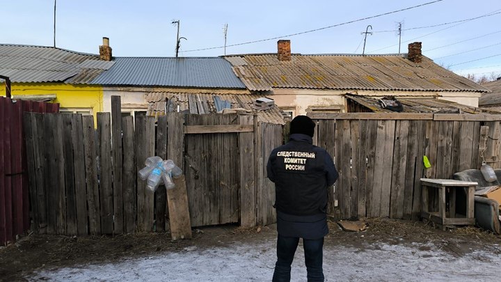 Случай с рухнувшим потолком в конюшне, где жили люди, перерос в уголовное дело