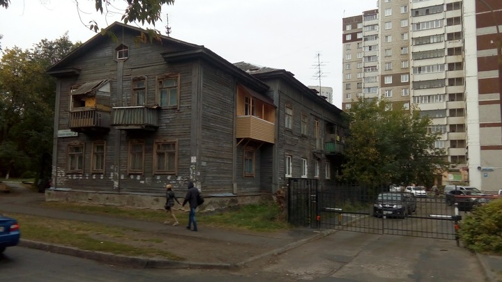 Аварийное деревянное общежитие в центре Новосибирска расселят в течение 11 лет