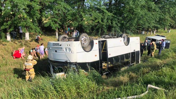 Массовое ДТП на Кубани: столкнулись две машины и рейсовый автобус