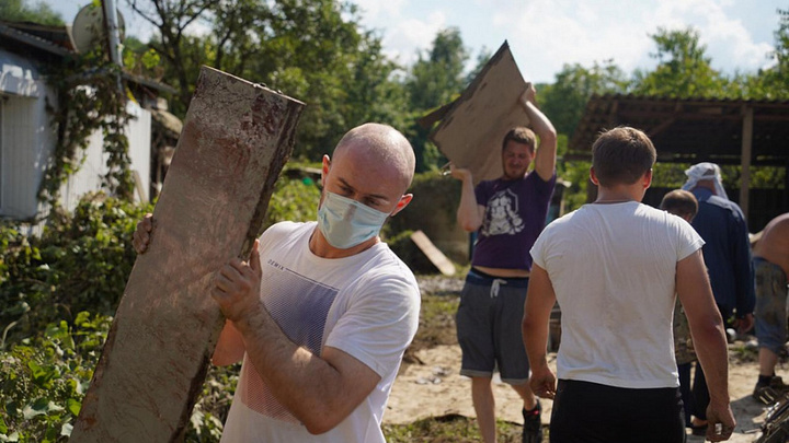На Кубани ликвидируют последствия потопа 400 добровольцев