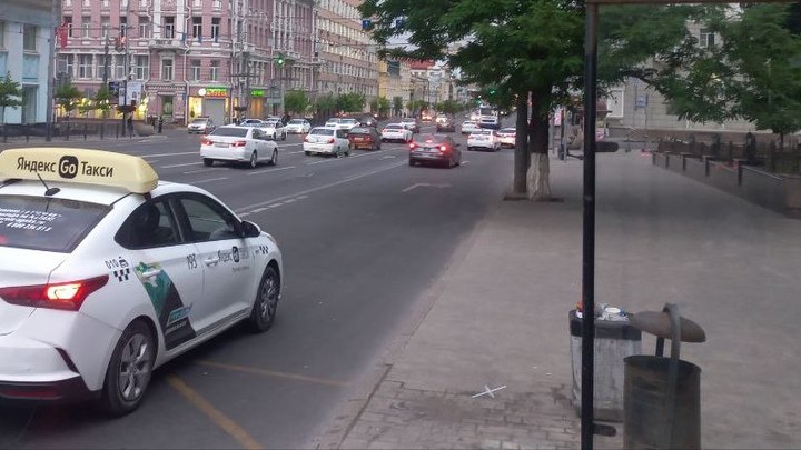 В центре Ростова-на-Дону силовики досматривают автомобили такси